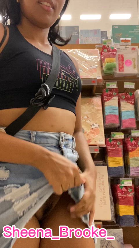 (F) dared to flash pussy at store near customers 😏😏😏