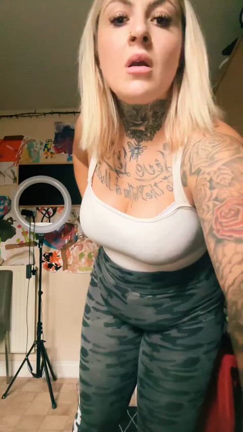 amateur bbw big tits chubby fart fart fetish natural tits tattooed white girl clip