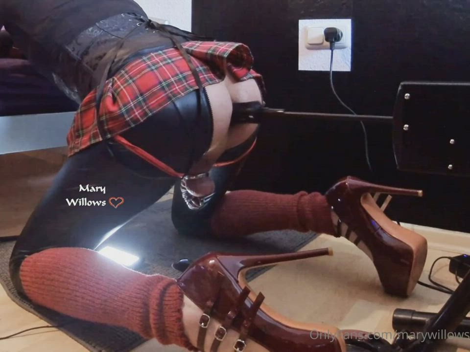 Mary Willows Handsfree sissygasm in chastity by fucking machine