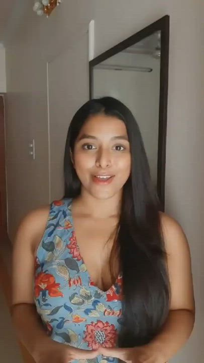 Babe Cleavage Curvy clip