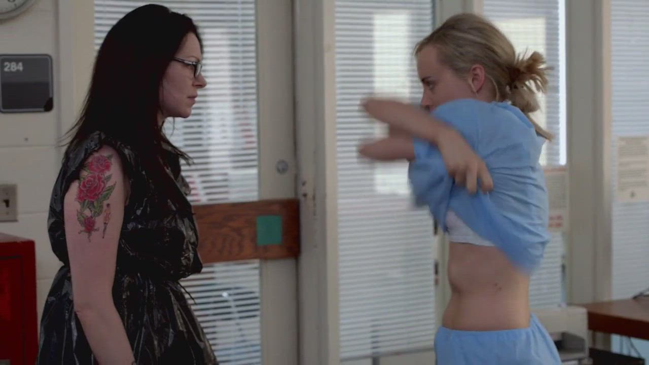 Taylor Schilling &amp; Laura Prepon - Orange Is The New Black S03E02 (2015)