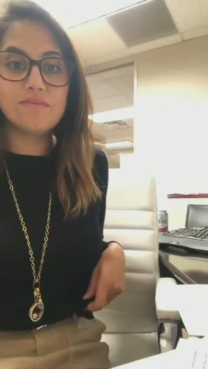 🔥🥰Extremely horny babe likes to show her tits in office [must watch] [link