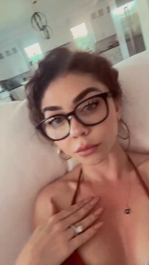 actress brunette celebrity cleavage glasses natural tits sarah hyland small tits