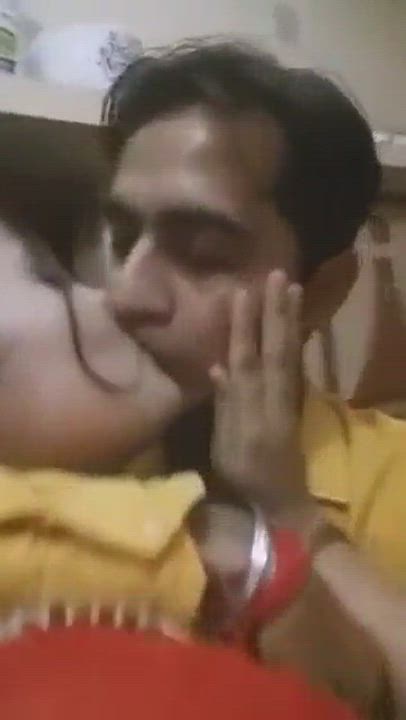 Amateur Desi Kissing clip