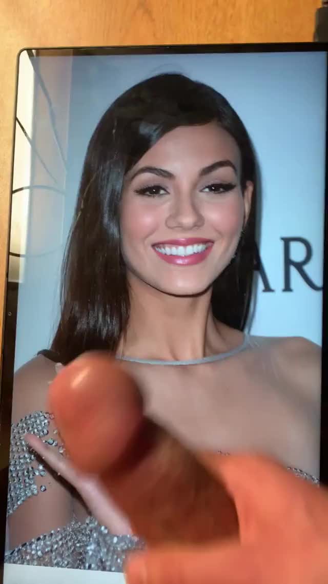 Victoria Justice gets an explosion of cum on her face