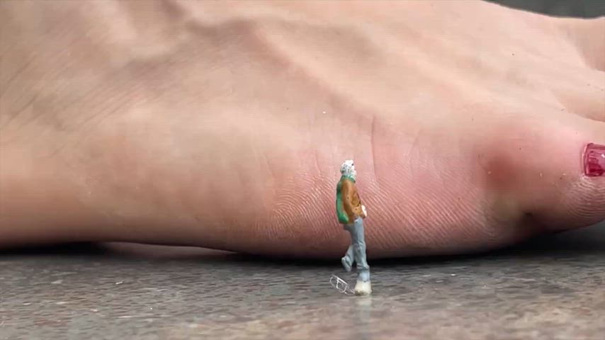 Unaware giantess steps on tiny people