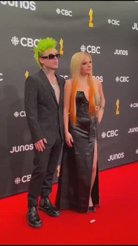 Avril Lavigne Cleavage Natural Tits clip