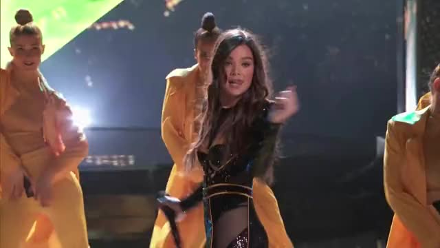 Hailee Steinfeld Performs "Back to Life" - The Voice 2018 Live Semi-Final,