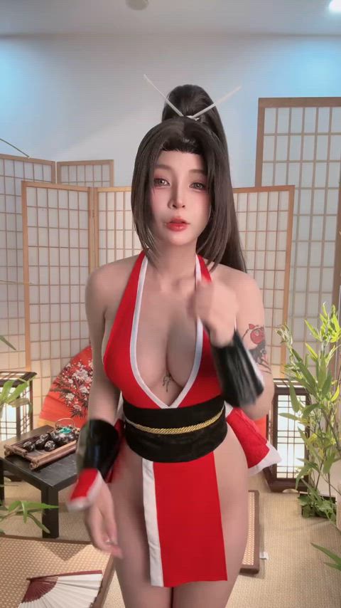 Mai Shiranui trying some new dance o.o