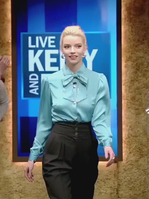 actress blonde bouncing tits braless celebrity pokies clip