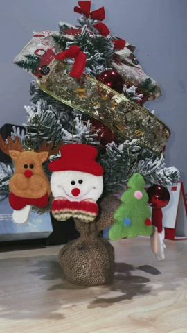 I always like to decorate my Christmas tree with these cute toys, and smile
