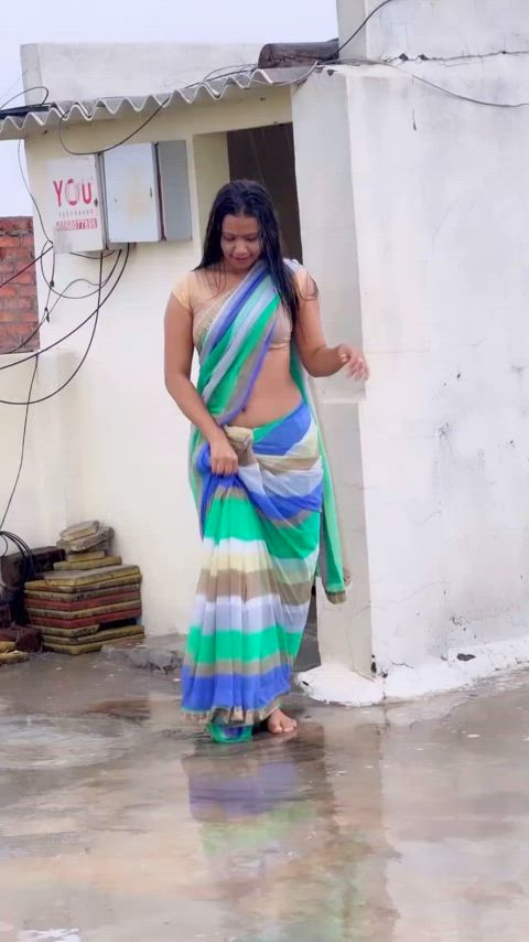 Randi Saroj Servi aesi hi saree pahnke chudne jati hai aur iske saree utaarne mai