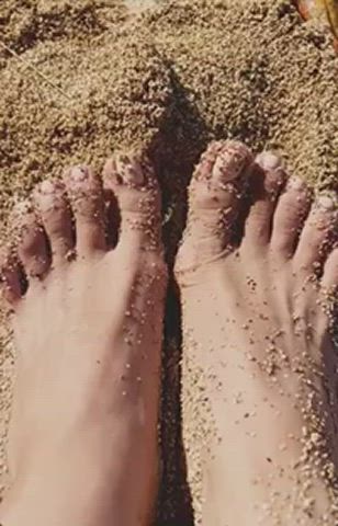 Sandy toes :)