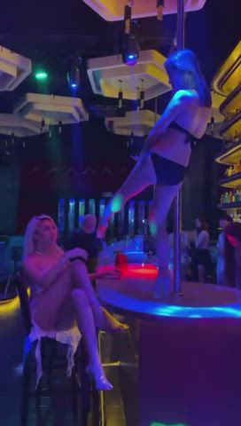 asian bikini blonde chinese girls legs nightclub pole dance upskirt clip