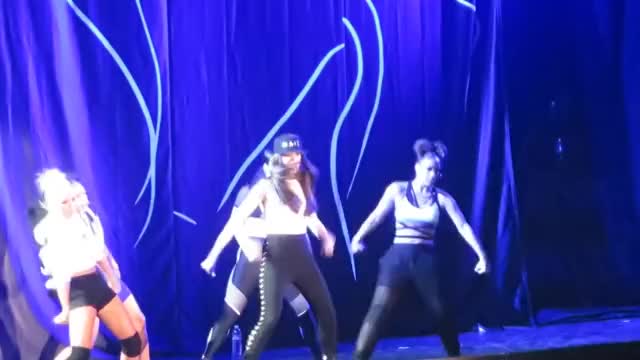 Hailee Steinfeld - (2016) Performing 'You're Such A'