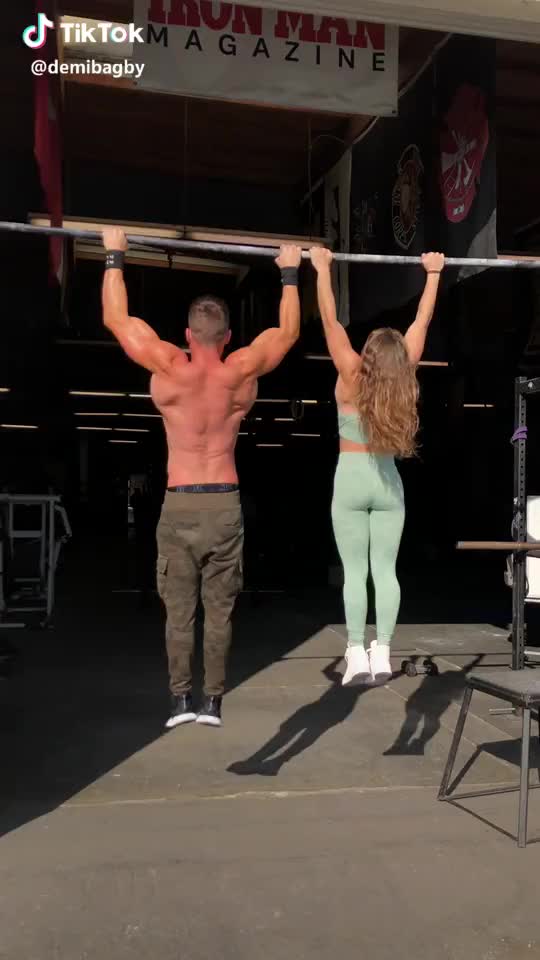 Partner pull-ups ?? Tag your workout buddy ? #fitness #pullups #gym