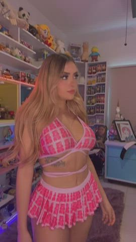 Cleavage Latina Skirt TikTok clip