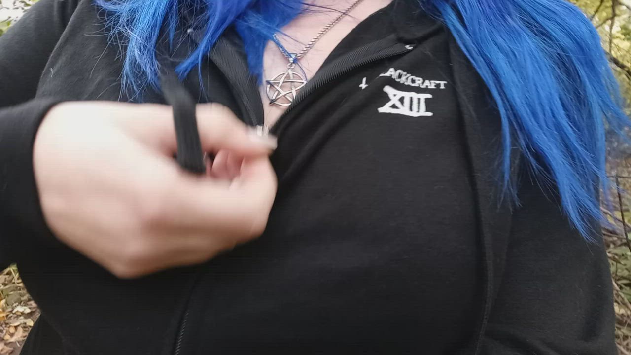Goth slut addicted to exposing herself outside