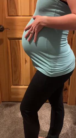 37 weeks and still can fit in my yoga pants