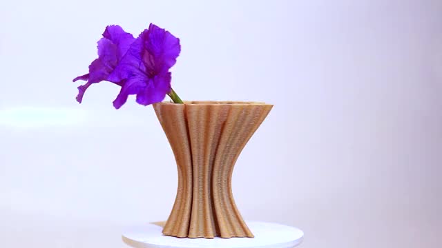 Spin wood vase