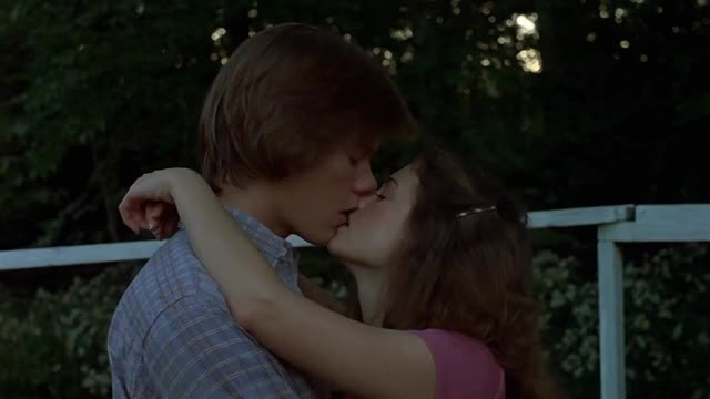 Friday-the-13th-1980-GIF-00-34-40-bacon-kissing