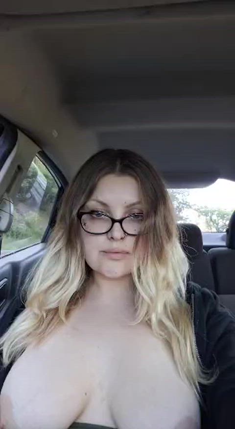 amateur big tits car flashing tits clip