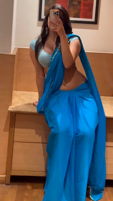 Kritika Bansal's navel in saree