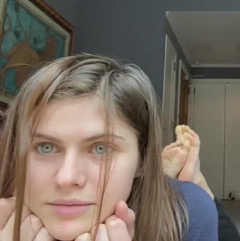 alexandra daddario blue eyes celebrity eye contact feet foot fetish soles clip