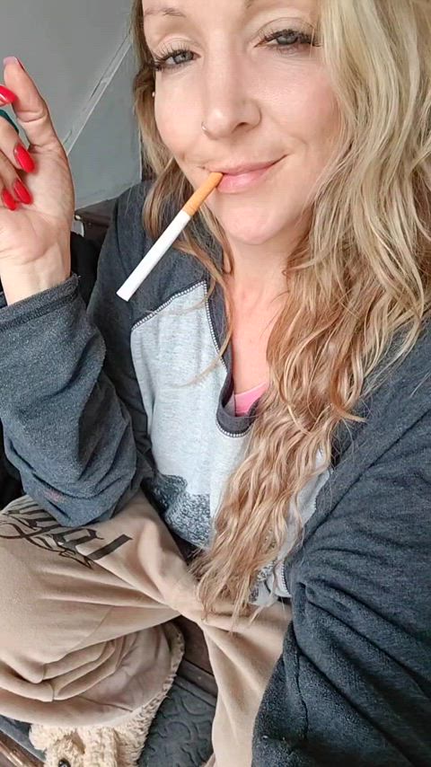 A smoke and a smile to start your week off 😻💨💋