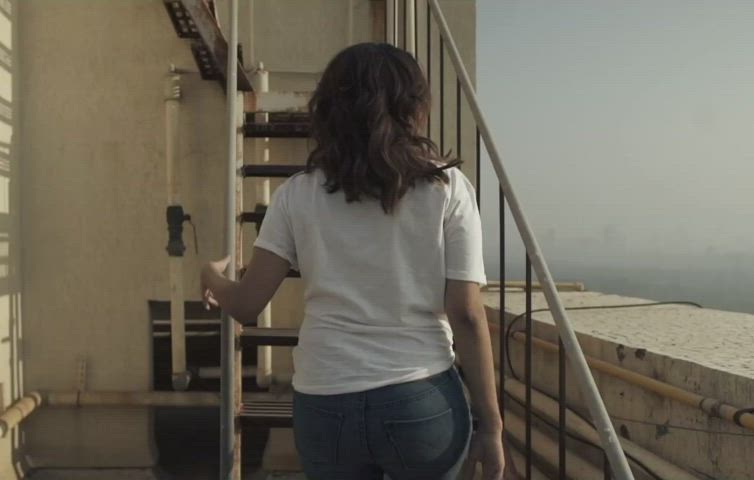 Swara Bhaskar's tight ass in Levi's jeans commercial