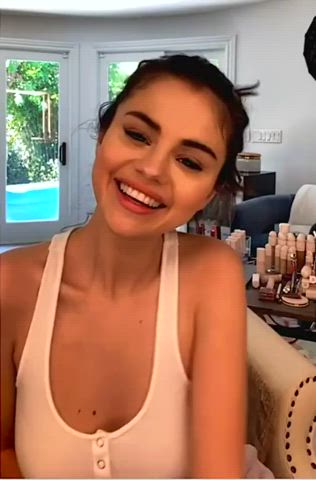 Braless Celebrity Cute Natural Tits Selena Gomez clip