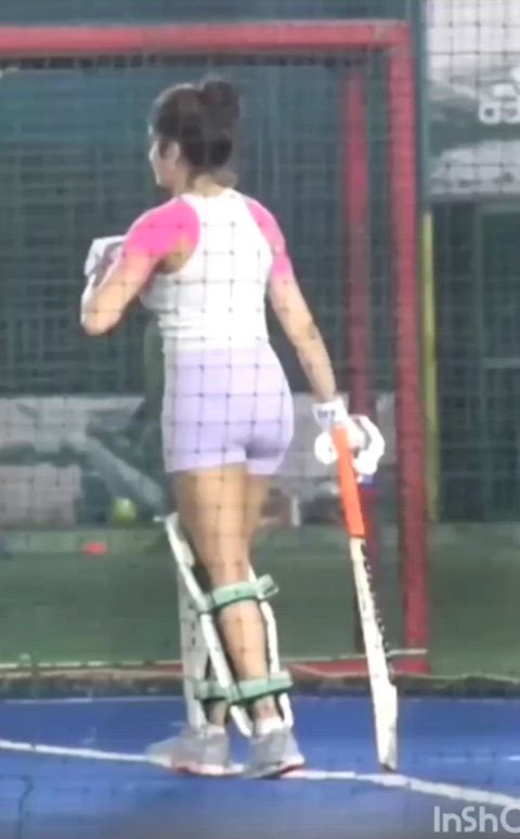 This is how bimbo Janhvi shows up for Cricket practice, Sali chinnal ko in kapdo