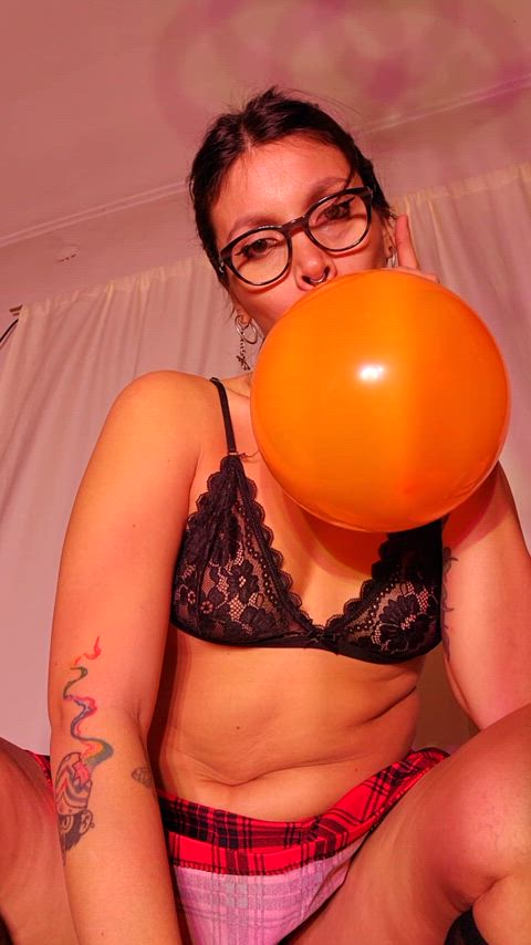 do you want to see how I rub the balloon for you ? 