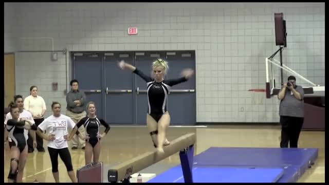 Blonde PAWG Gymnast with VERY jiggly ass.