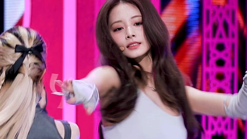 tzuyu - twice / SET ME FREE Inkigayo 230319 (full vid in the comments)