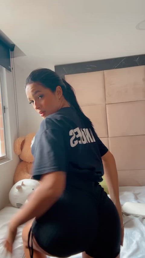 this latina loves to shake her ass 🍑