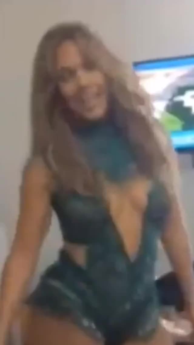 Sexy mom Jennifer Lopez showing off her curves and dancing