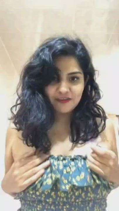 Big Tits Desi Flashing Girlfriend Huge Tits Indian clip