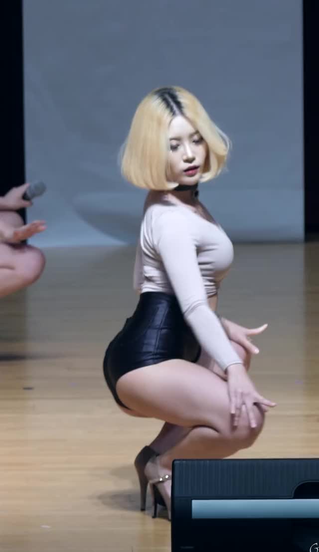 Girl Crush - Bomi Small Shorts Eaten by her Ass