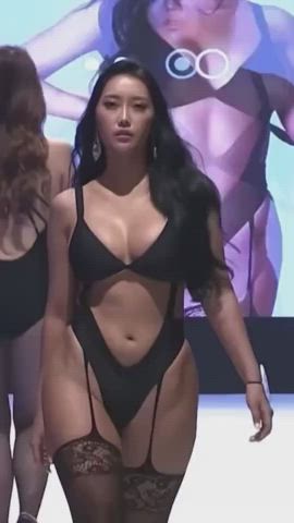 Phat ass asian girl on the runway
