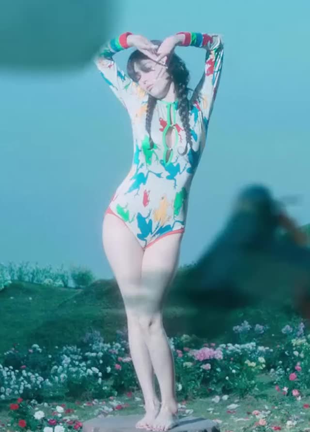 Hyuna - FLOWER SHOWER 9