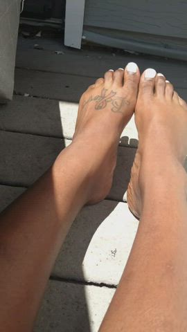 I love letting the sun shine on my feet