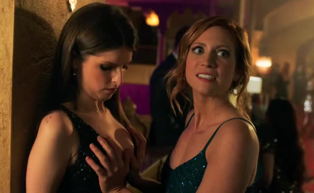 Anna Kendrick Brittany Snow - Pitch Perfect 3 (2017)-1