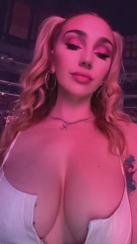 Big Tits Blonde Kendra Sunderland clip