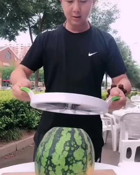 Cutting Watermelon ? ⠀⠀⠀⠀⠀⠀⠀⠀ ⠀⠀⠀⠀⠀⠀⠀⠀⠀ Follow