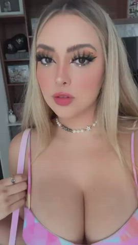 Big Tits Boobs Cleavage Latina Tits clip