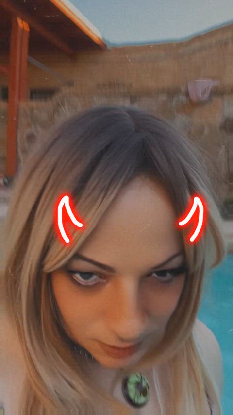 Feeling devilish in the pool 😈 