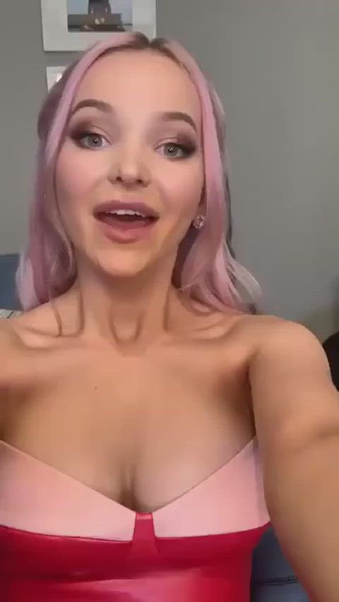 Dove Cameron, cleavage