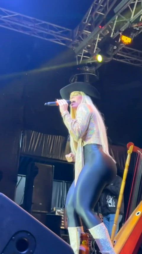 Country singer with a BBB (Beautiful Bubble Butt)