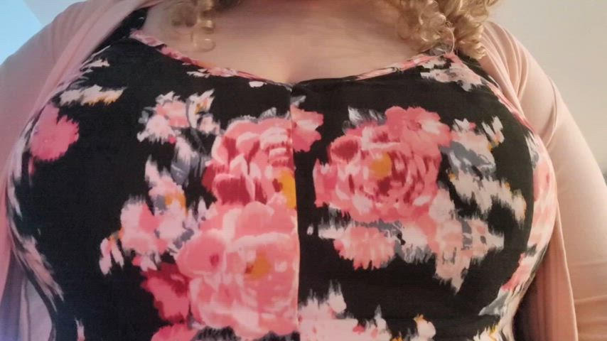 big tits blonde busty chubby cleavage curvy homemade jiggling natural tits tits clip